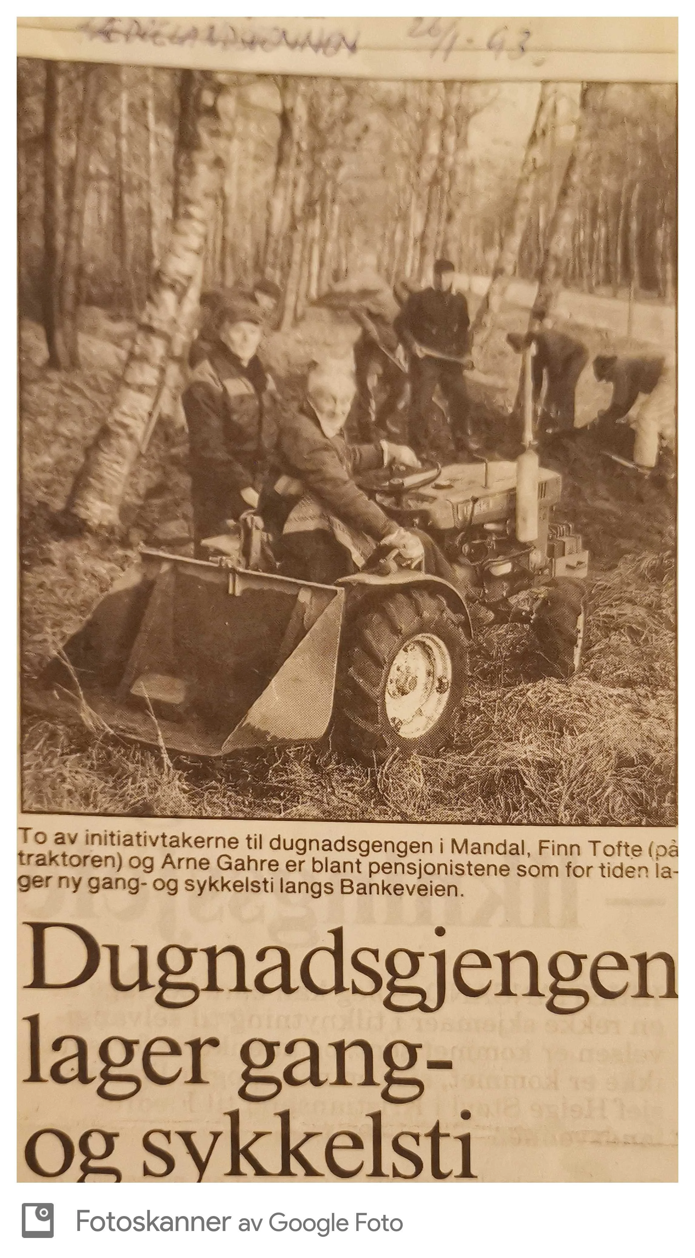Gruppe mennesker, inkludert er personer som sitter på en traktor, i en skog med trær. Teksten under bildet nevner initiativtakere til dugnadsdagen i Mandal, Finn Tofte og Arne Gahre, som er pensjonister og har laget gang- og sykkelvei langs Bankeveie