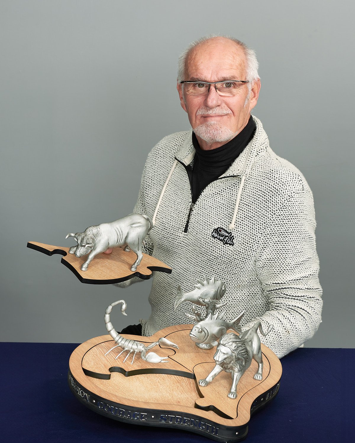 Artist headshot - scultor