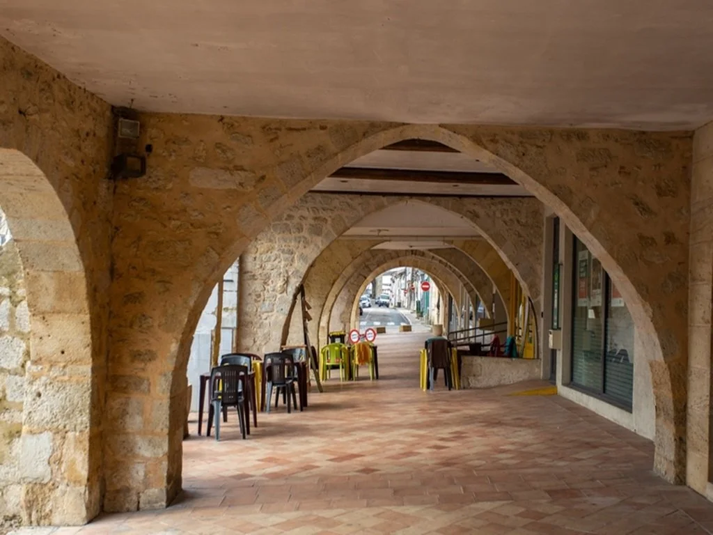 Les arcades qui entourent la place principale