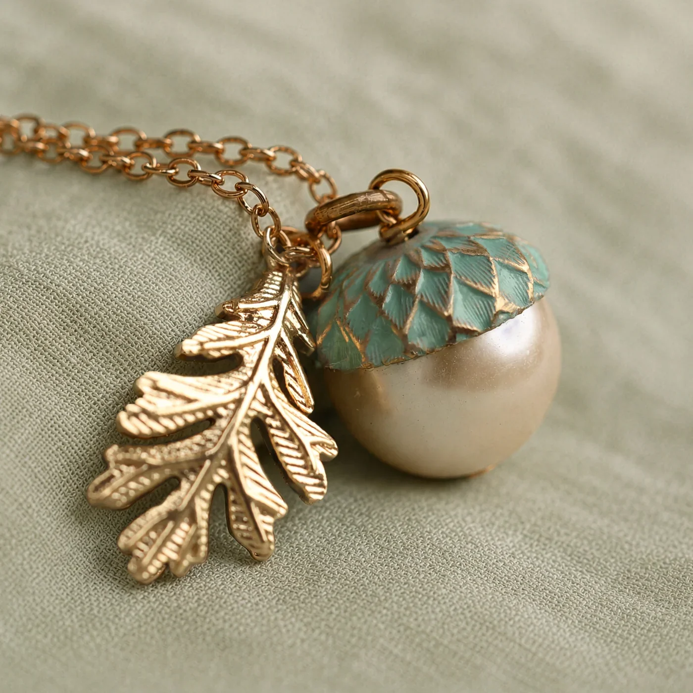 VERDIGRIS_PEARL_NECKLACE_WITH_LEAF_FF_EDIT.webp