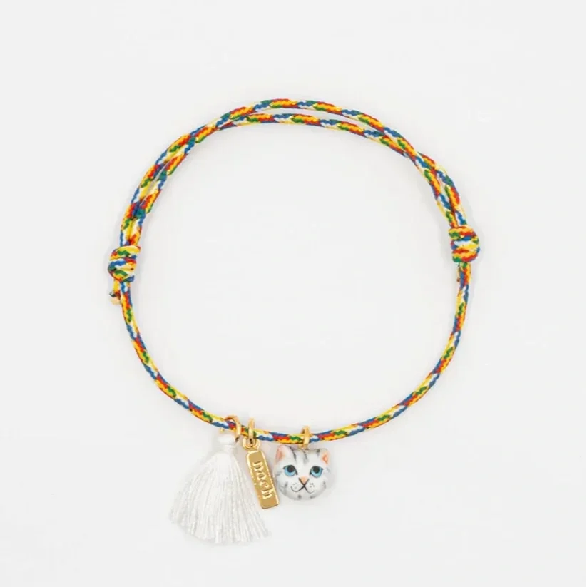 bracelet-charm-s-multicolore-chat-tabby-avec-pompon.webp
