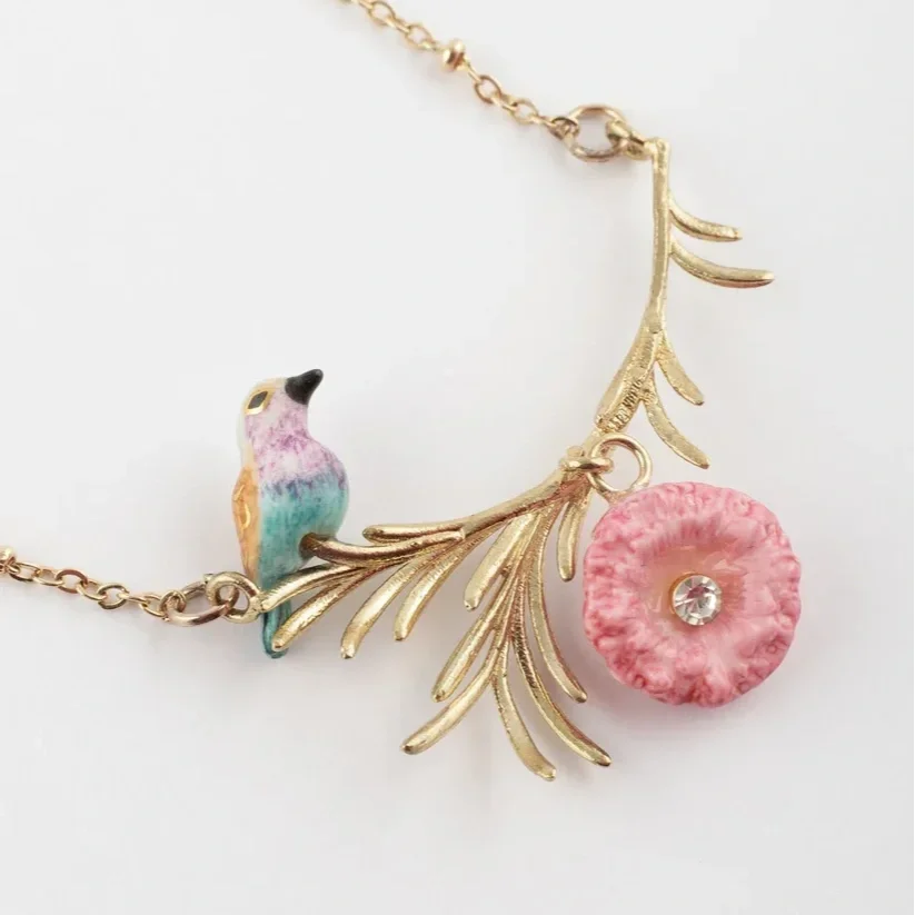 collier-branche-oiseau-rollier-et-chardon_b33e57ed-2b9c-4bbb-b80f-8777f732caff.webp