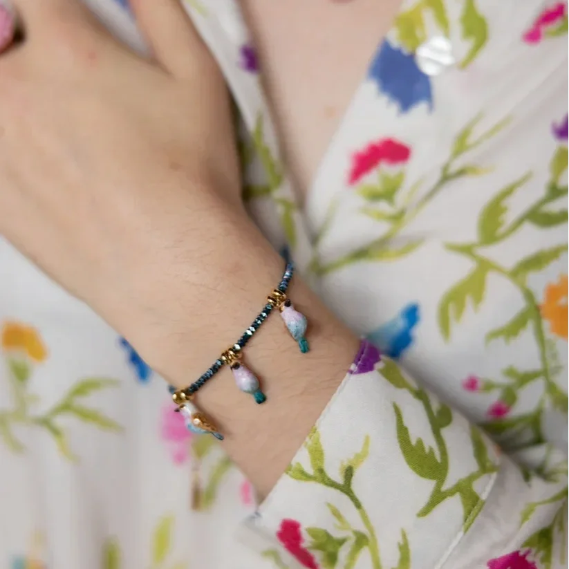 bracelet-en-perles-d-hematite-et-oiseaux_4a4447e3-4b44-4b3d-99ba-86339e6aa57e.webp