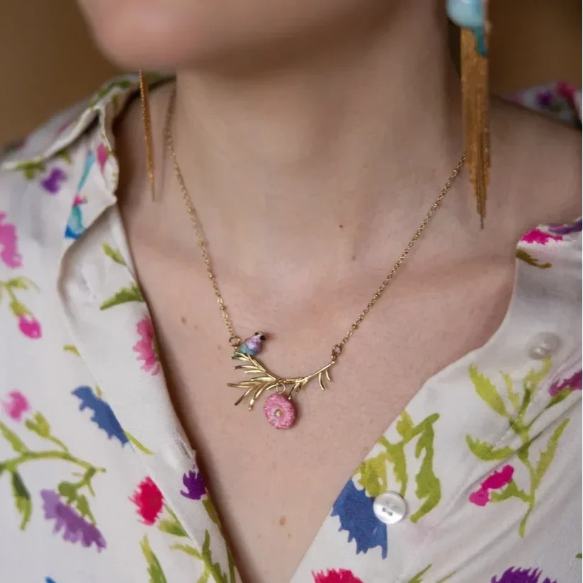 collier-branche-oiseau-rollier-et-chardon_5c7ad9ae-0c2d-4235-9d12-8c3617defbbe.webp