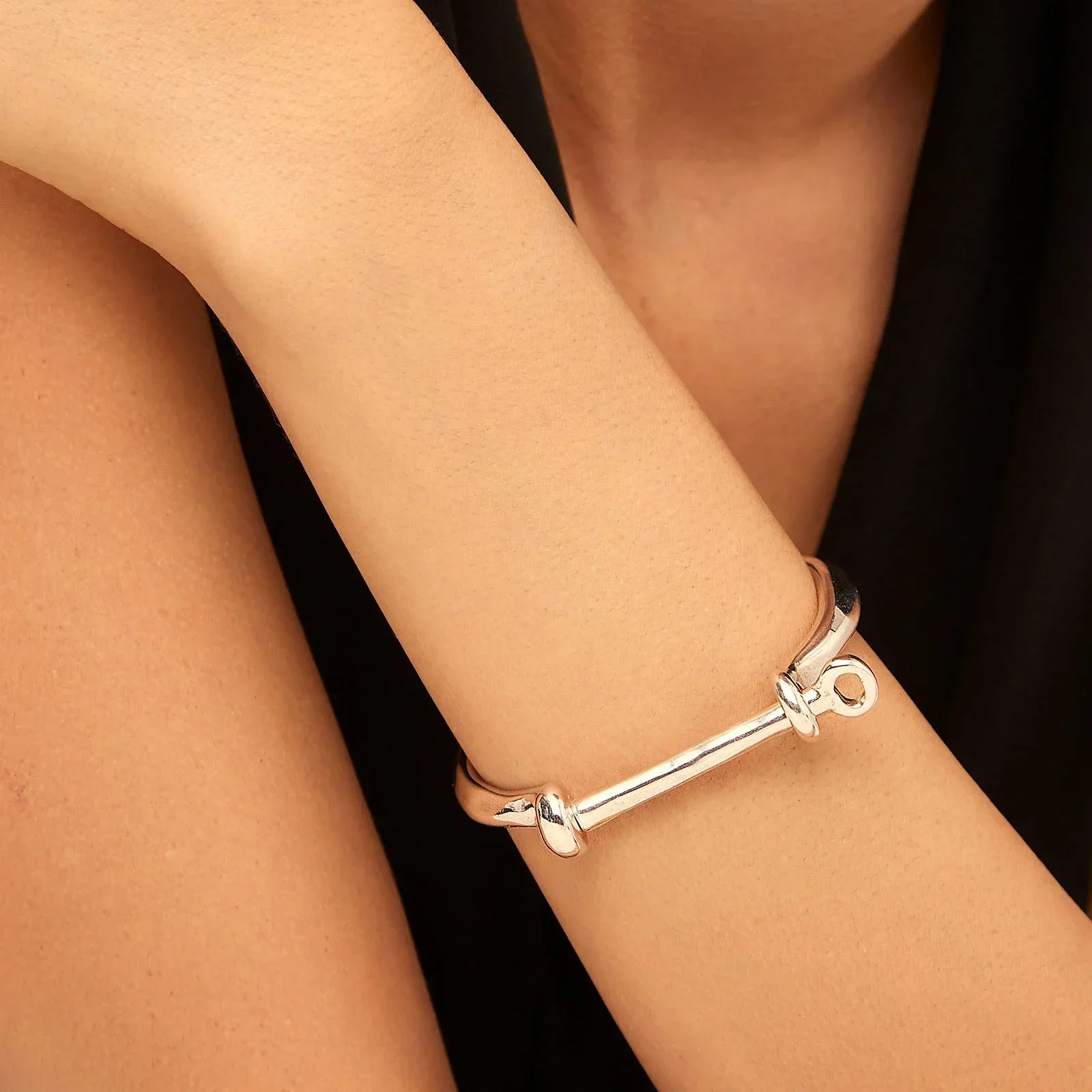 UNOde50 Horse Shoe Bangle Shackle‑Style Clasp