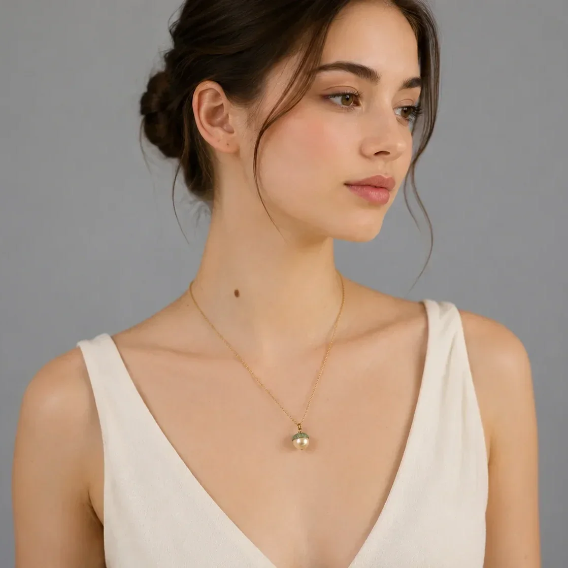 VERD_PEARL_GOLD_NECKLACE_MODEL.webp