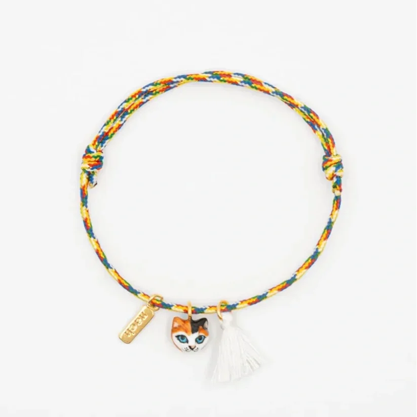 bracelet-charm-s-multicolore-chat-avec-pompon.webp