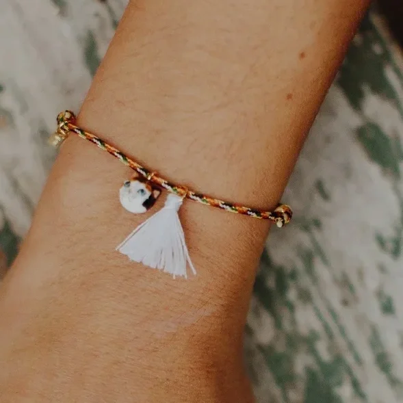 bracelet-charm-s-multicolore-chat-avec-pompon_1489a9b0-90be-4b2a-bd2c-df21a6bfe9b8.webp
