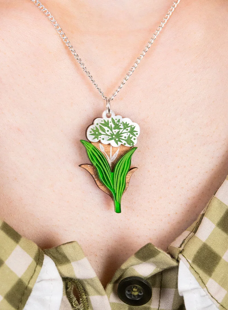 wild-garlic-pendant-tatty-devine-lifestyle.webp