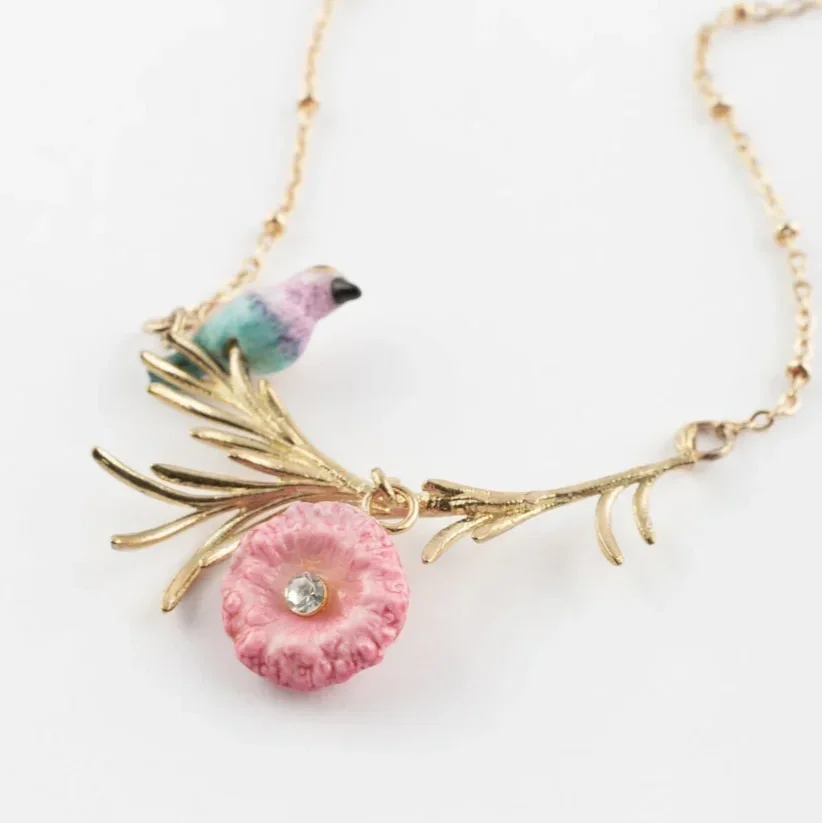 collier-branche-oiseau-rollier-et-chardon.webp