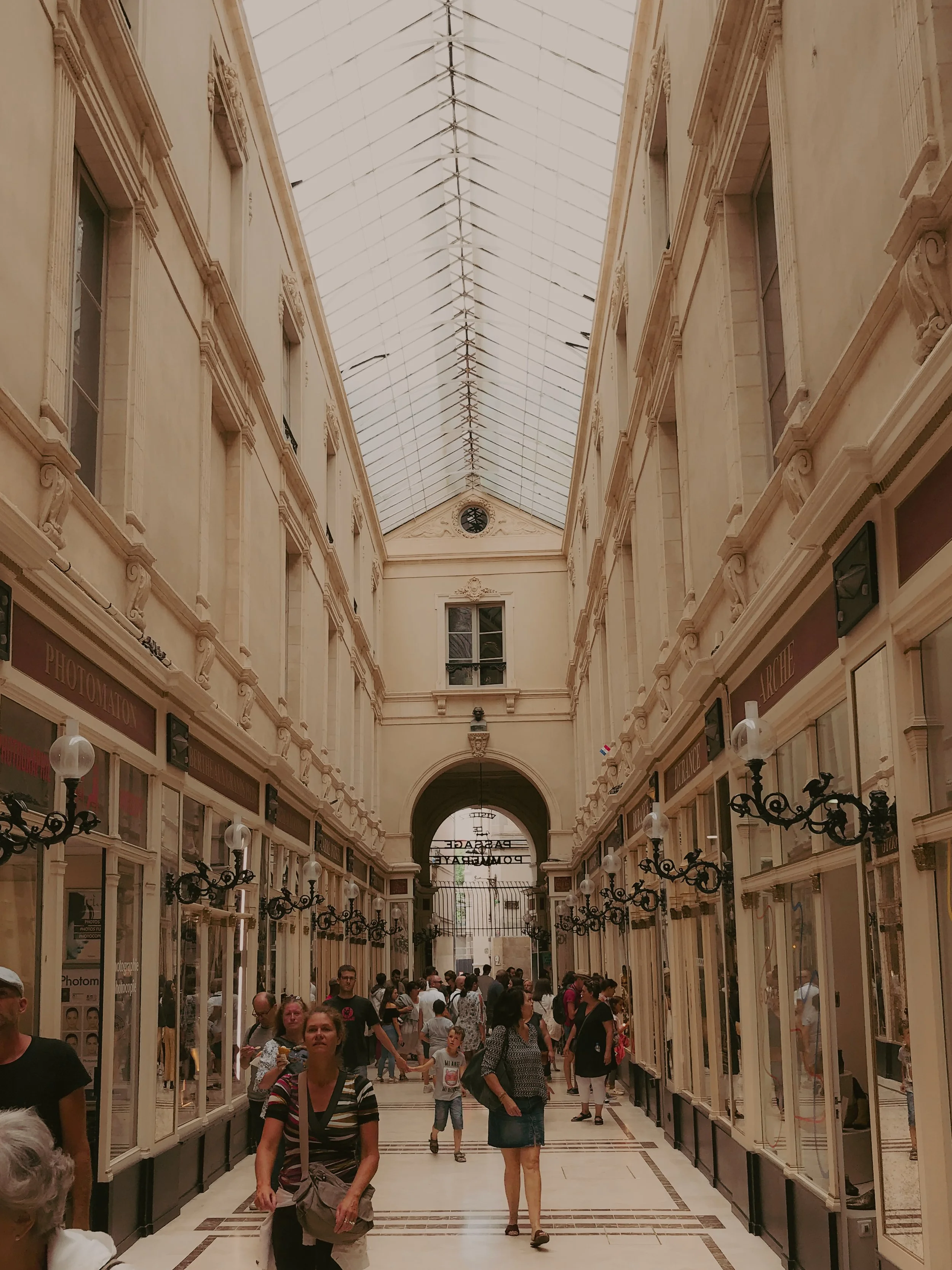 Passage couvert en style classique, avec des boutiques de chaque côté et un plafond en verre.