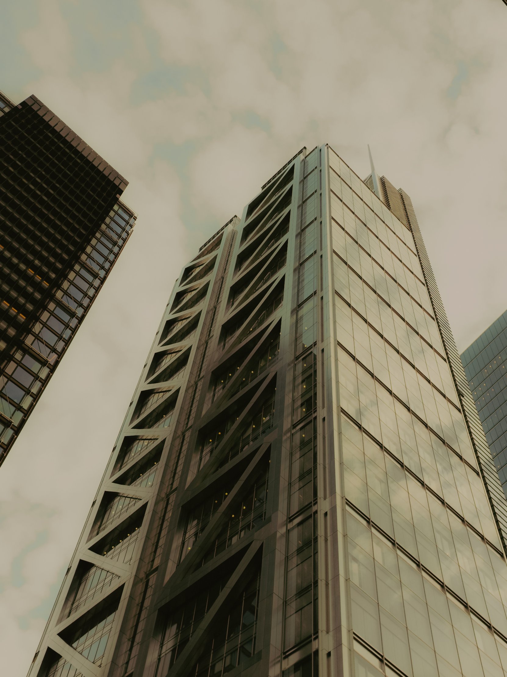 Gratte-ciel moderne avec une architecture en acier et en verre, vu de bas en haut, dans un centre-ville.