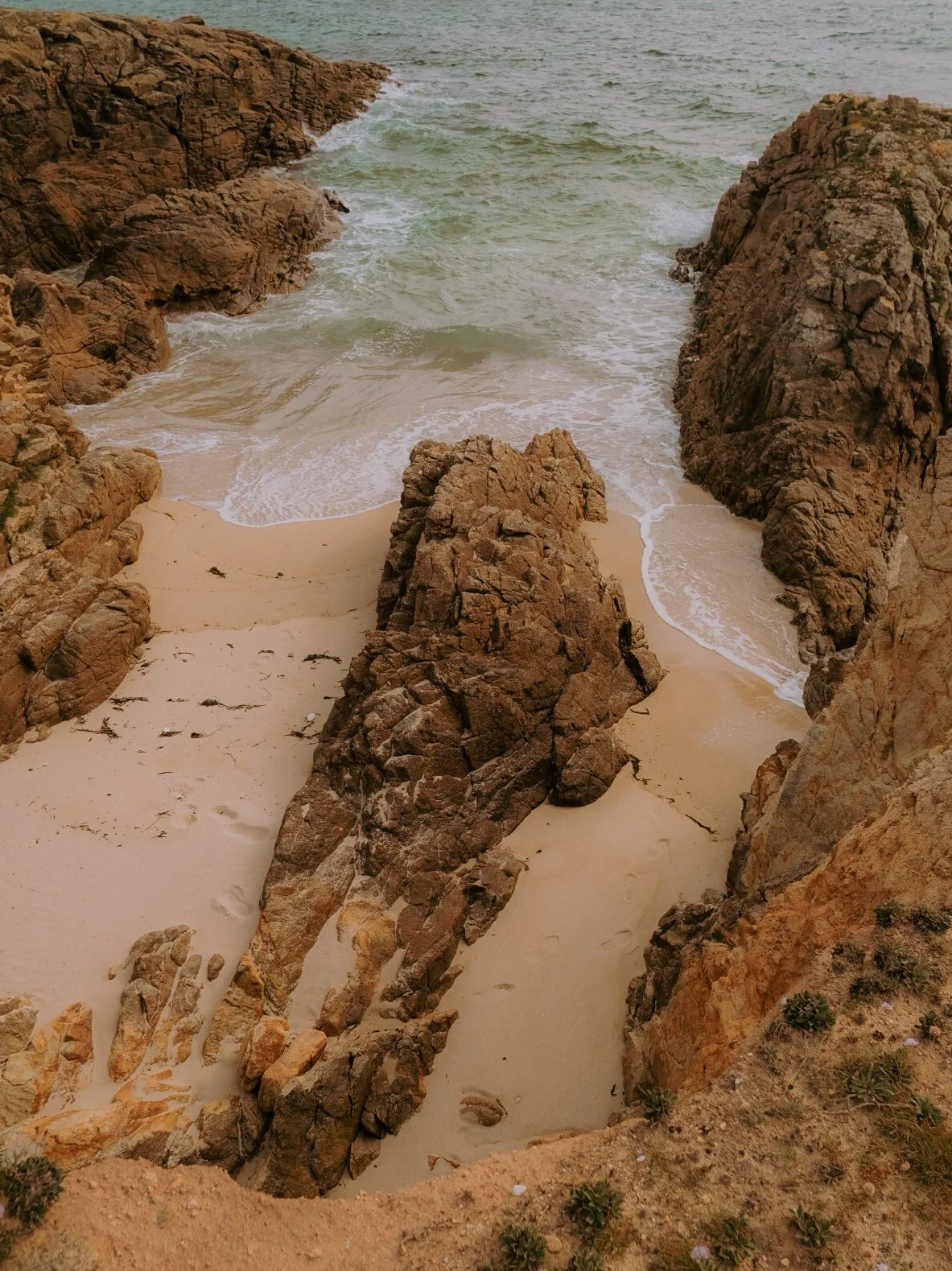 Plage isolée avec des rochers escarpés et des vagues de l'océan