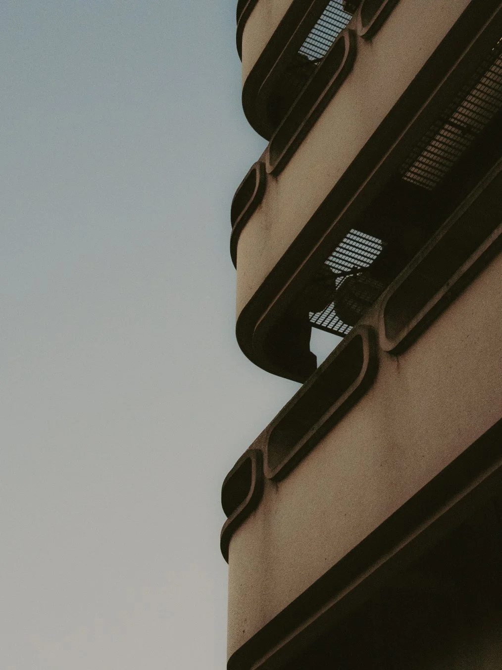 Prises de courant et prises électriques sur une colonne d'immeuble vue de dessous.