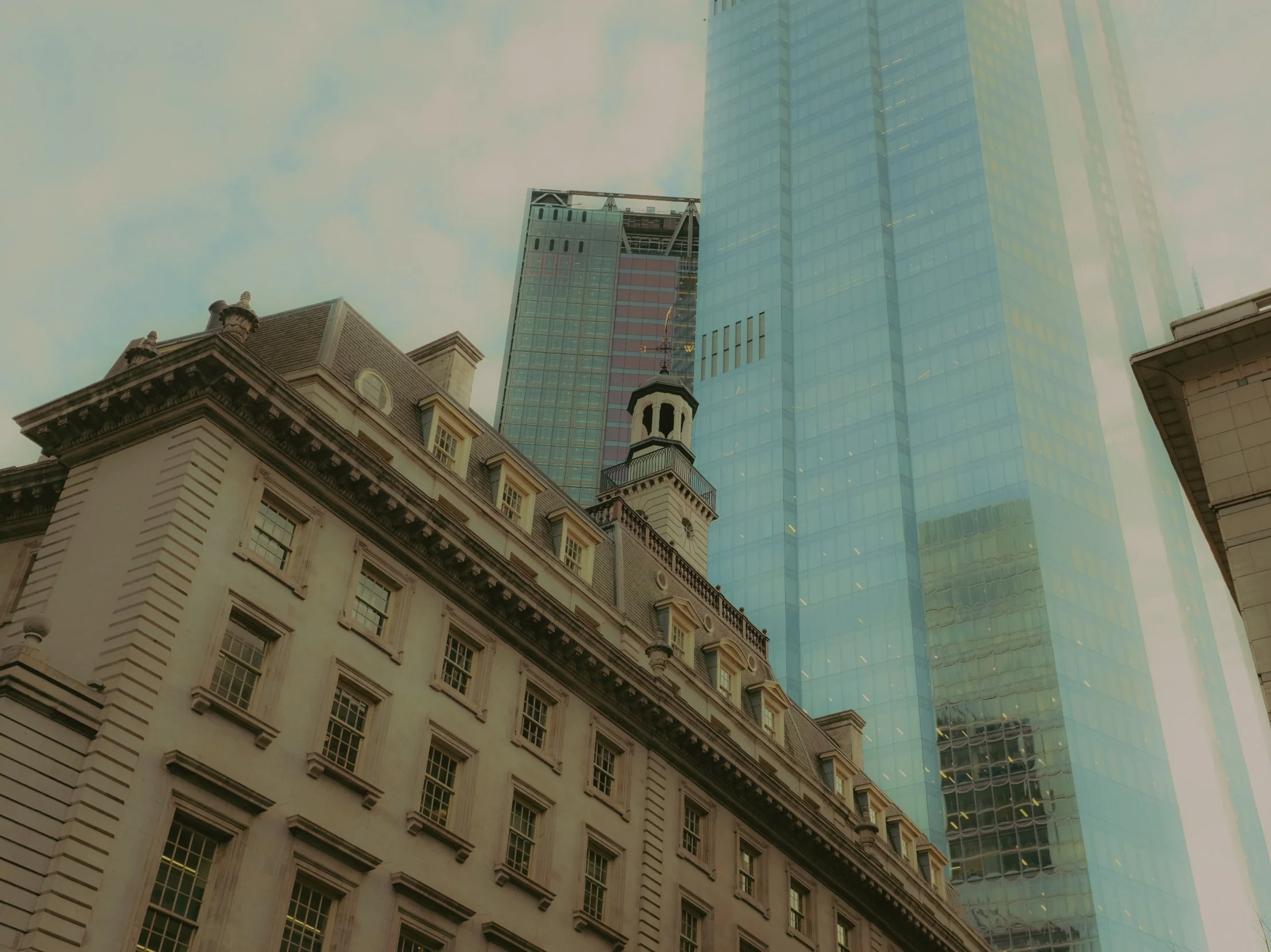 Vue de bâtiments anciens et modernes dans un ciel nuageux à New York.