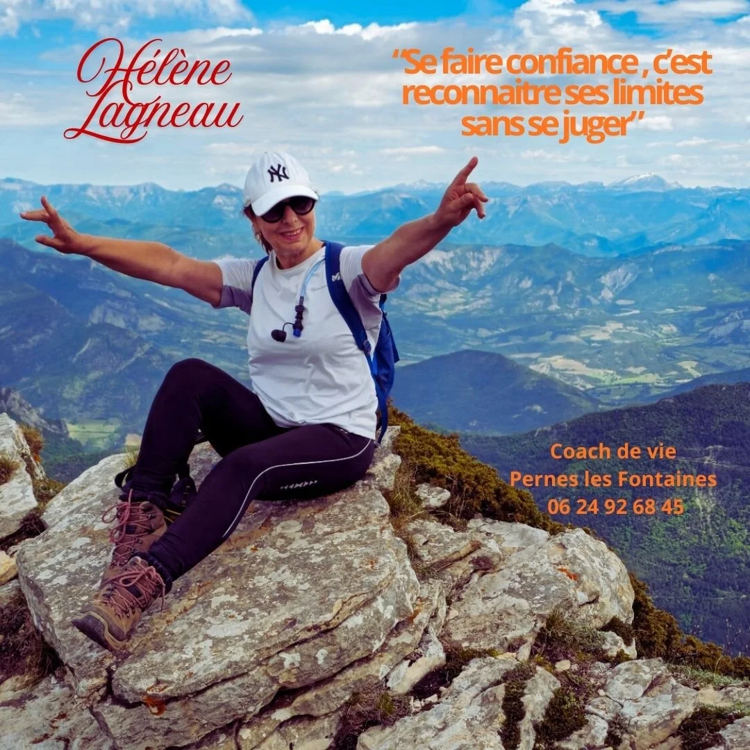 Une femme assise sur un rocher en montagne, portant une casquette blanche, des lunettes de soleil, un t-shirt blanc, un sac à dos bleu, et des bottes de randonnée. La scène montre un paysage montagneux avec un ciel bleu et des nuages, et des montagnes en arrière-plan.