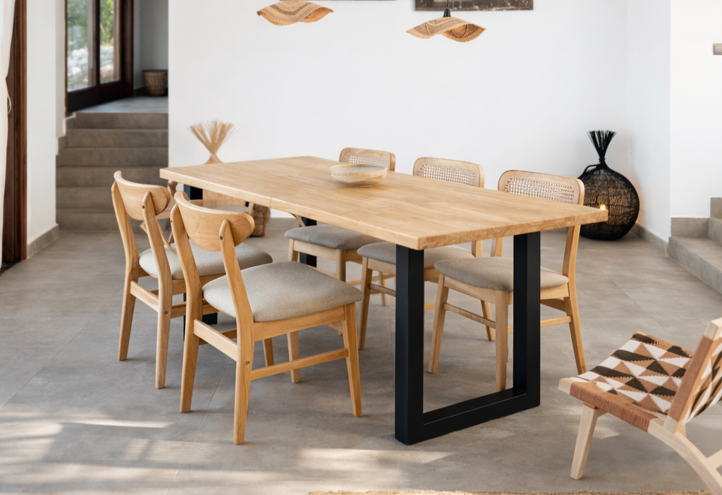 Mesa de madera con seis sillas alrededor en una sala moderna, decorada con cestas, lámparas de techo y decoración en tonos neutros.