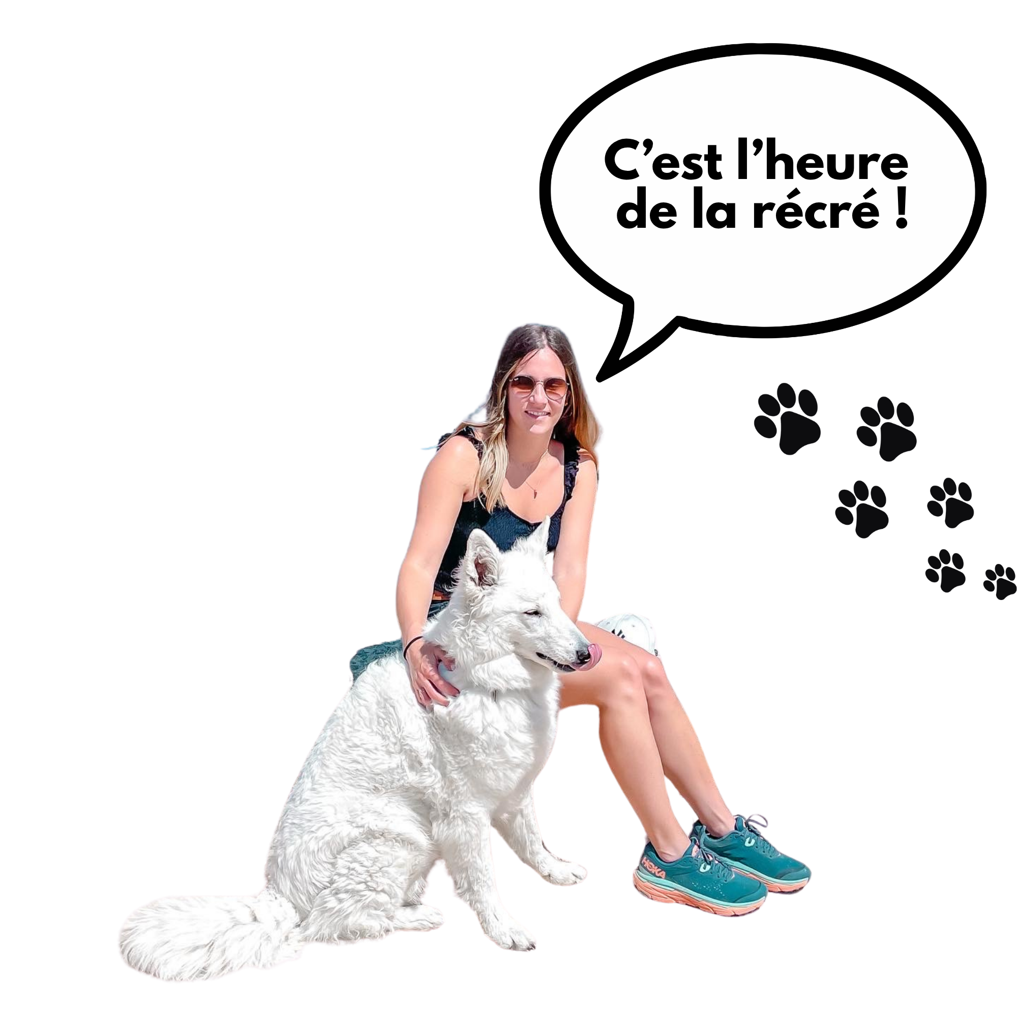 Une femme assise avec un chien blanc de race berger blanc suisse, la femme porte des lunettes de soleil et un vêtement noir, elle sourit et dit dans une bulle "C’est l’heure de la récré !". Il y a aussi plusieurs empreintes de pattes de chien dans l’image.