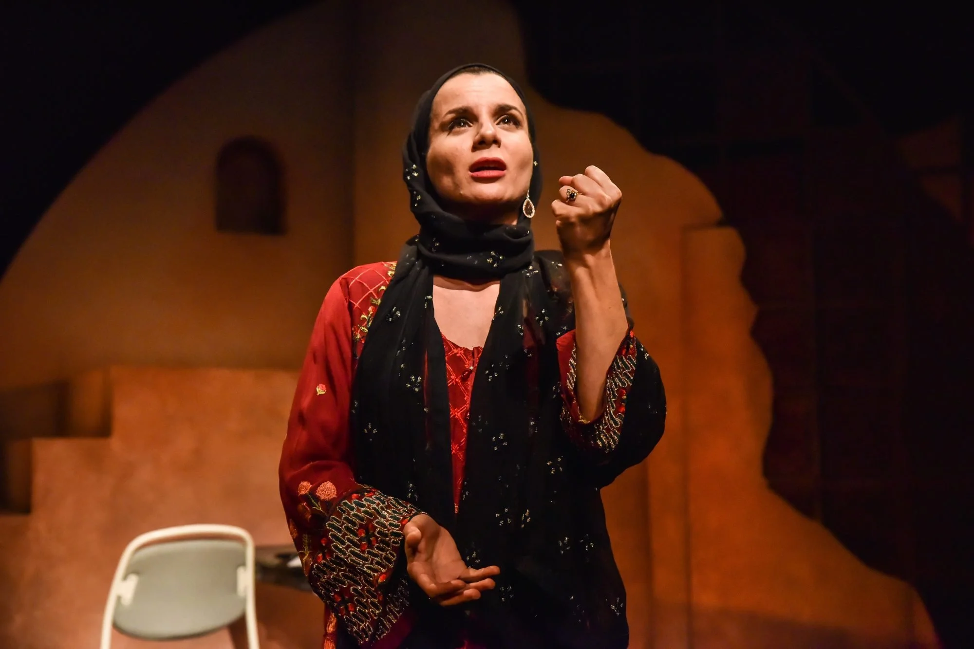 Suzanne-Ahmet-in-Homing-Birds-by-Kali-Theatre_Photo-Robert-Day-2000x1333.jpg