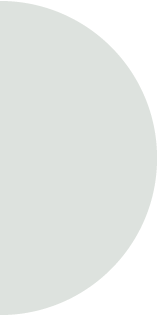 Das Bild zeigt eine grau-grüne, halbkreisförmige Form