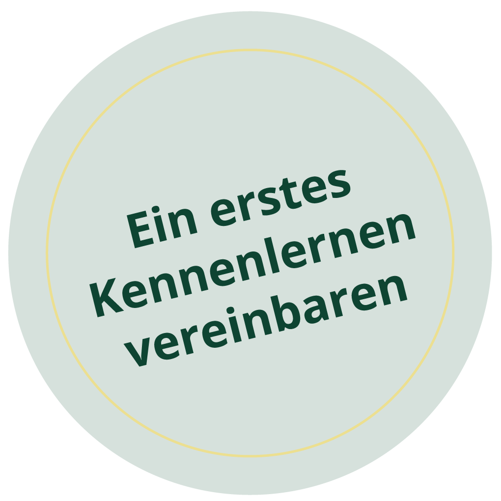 Ein runder Button mit grüner Schrift auf grau-blauem Hintergrund, mit dem Text "Ein erstes Kennenlernen vereinbaren".
