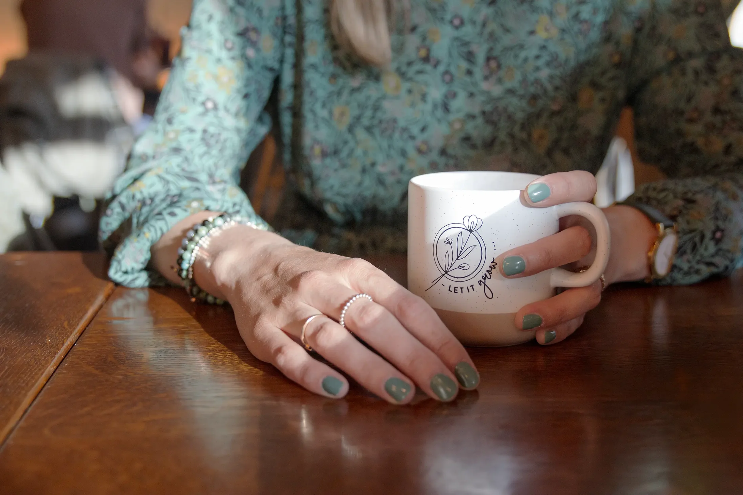 Hände halten eine Mindful Growing Tasse mit hausgemachtem Kräutertee, der bei jedem Achtsamkeitstraining bei Kertstin Frei ausgeschenkt wird