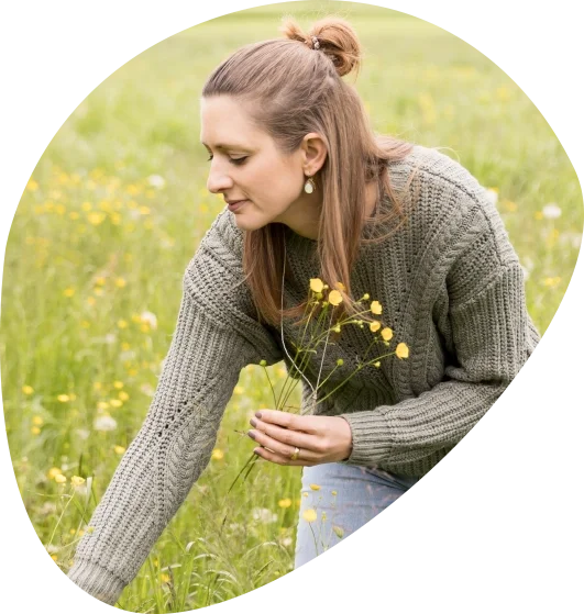 Kerstin Frei, Gründerin von Mindful Growing beim Blumenpflücken