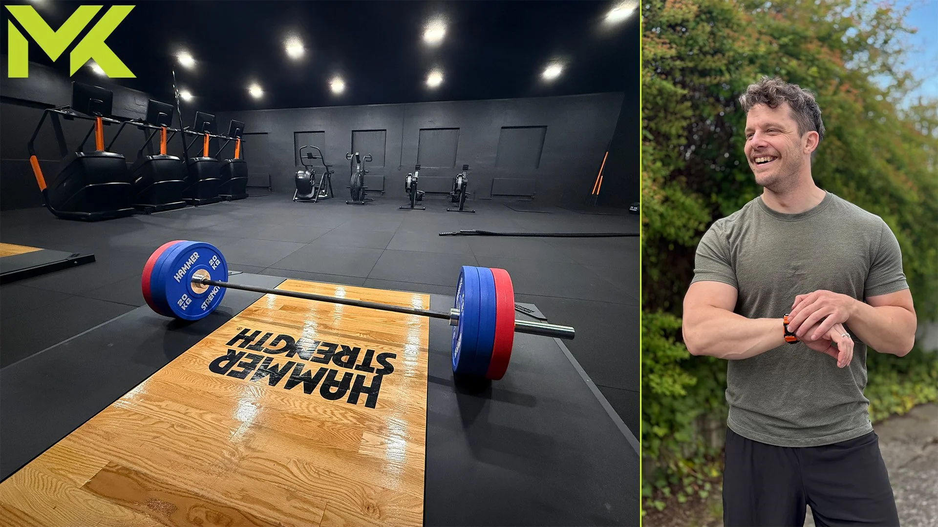Et weightlifting område med vægte, cykler og roning maskiner, samt en mand i tøj uden ærmer, der står udenfor.