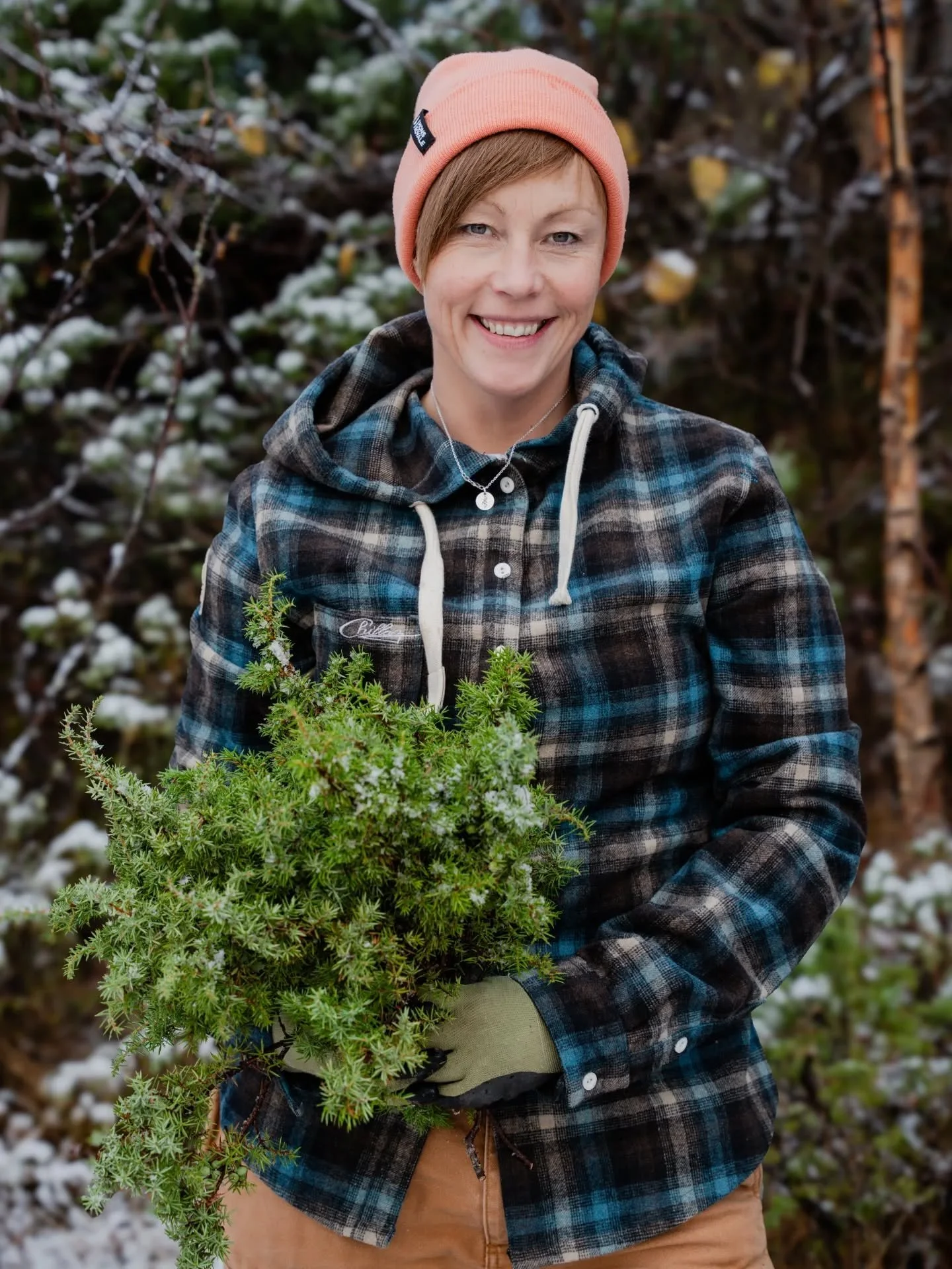 F&oslash;rre veke fekk vi moglegheita til &aring; bli med @c_line_caroline_ ut p&aring; sanking av materiale til &aring; lage krans. Her fekk eg tatt bilete og filma(laga reel).

Ho har sett opp kranselag dei komande dagane, s&aring; det er berre &ar
