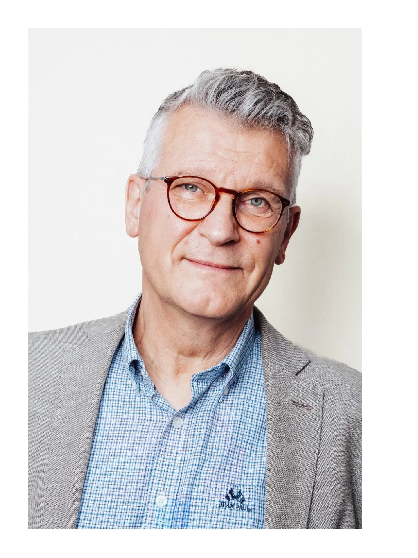 Portrett av Gert 📸

Sjekk ut https://rietman.no/ 
Gert gir ut bok i l&oslash;pet av hausten. 

#portrait