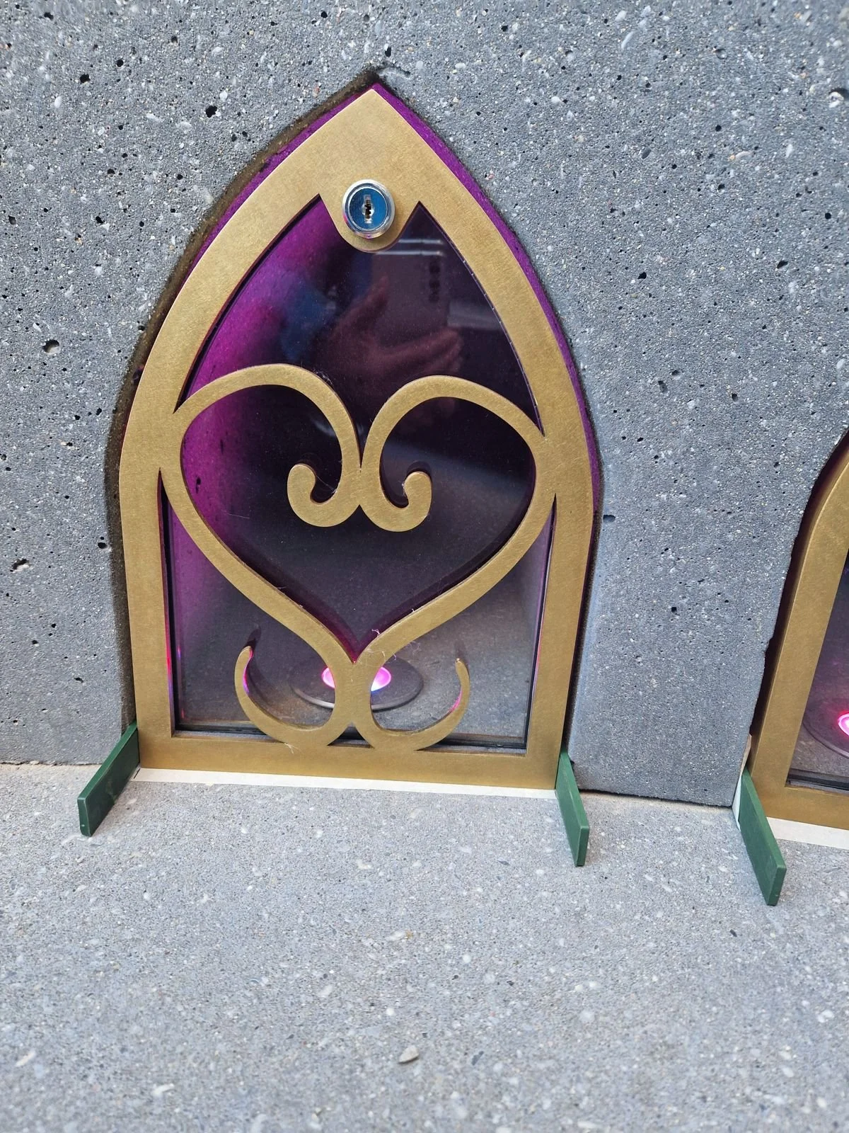 EarthNest detail

The gates of the niches with a Sankofa  an Adrinka symbol from West Afrika
https://www.berlin-global-village.de/en/dekoloniales-denkzeichen/media/