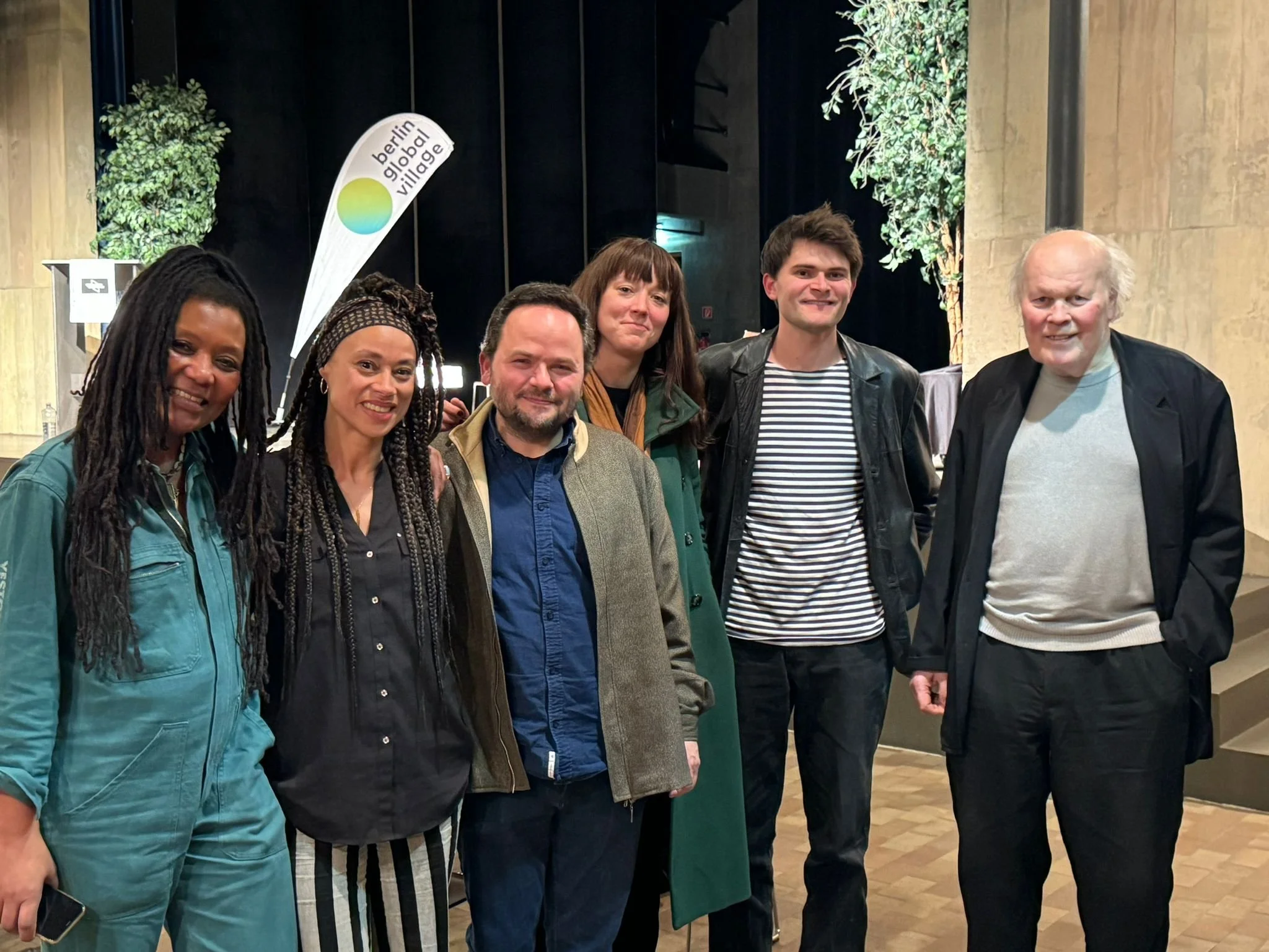 from right to left Jürgen Eckhardt, Max Bentler, Elena Quinaterelli, Rolando Vàzquez, Jeannette Ehlers and patricia kaersenhout

EarthNest is realized in collaboration with architects Max Bentler , Jürgen Eckhardt and production manager Elena Quintar