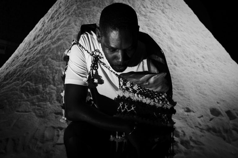 The Soul of Salt The blessing ceremony by Winti priest Dwight Fransman

Manifesta 12
Palermo, Italy
2018
photo Francesco Bellina