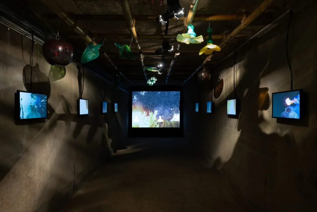 Patricia Kaersenhout What a Piece of Work is Man, 2021

Multi-channel video installation, sound, glass, wooden trunks
Unique
Installation image at Het Hem, Zaanstad (NL)
Photo: Cassander Eeftinck Schattenkerk