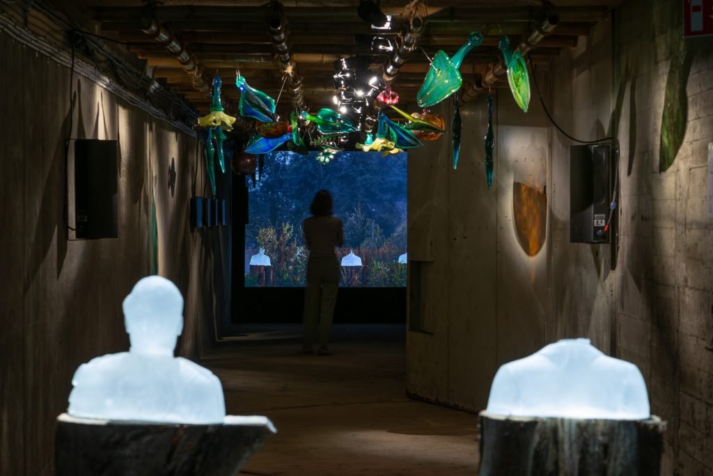 Patricia Kaersenhout What a Piece of Work is Man, 2021

Multi-channel video installation, sound, glass, wooden trunks
Unique
Installation image at Het Hem, Zaanstad (NL)
Photo: Cassander Eeftinck Schattenkerk