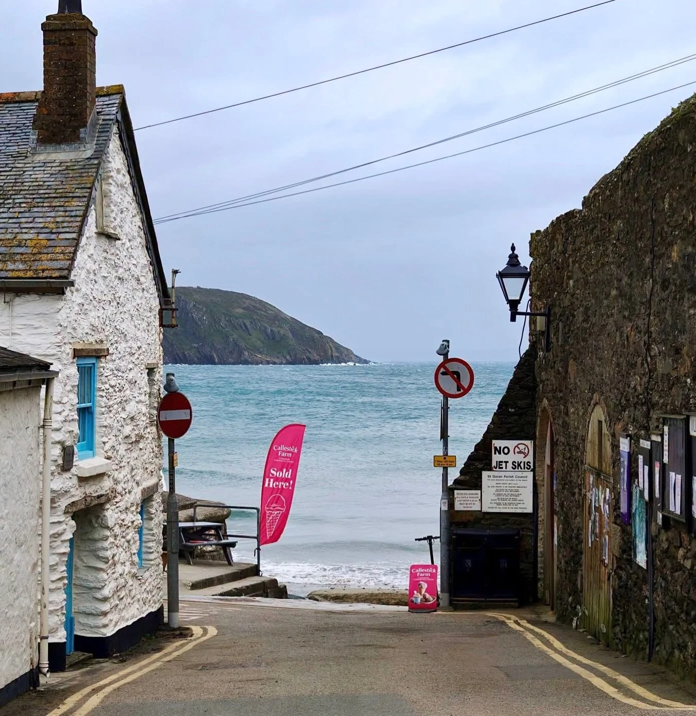 Follow the pink flags&hellip; there&rsquo;s a scoop waiting for you by the sea 🌊 

📍 Gorran Haven, Cornwall 
📸 Terry Burton - Cornwall, the Lizard Peninsula and more 

#CallestickFarm #Callestick #AScoopOfCornwall #CornishProducer
