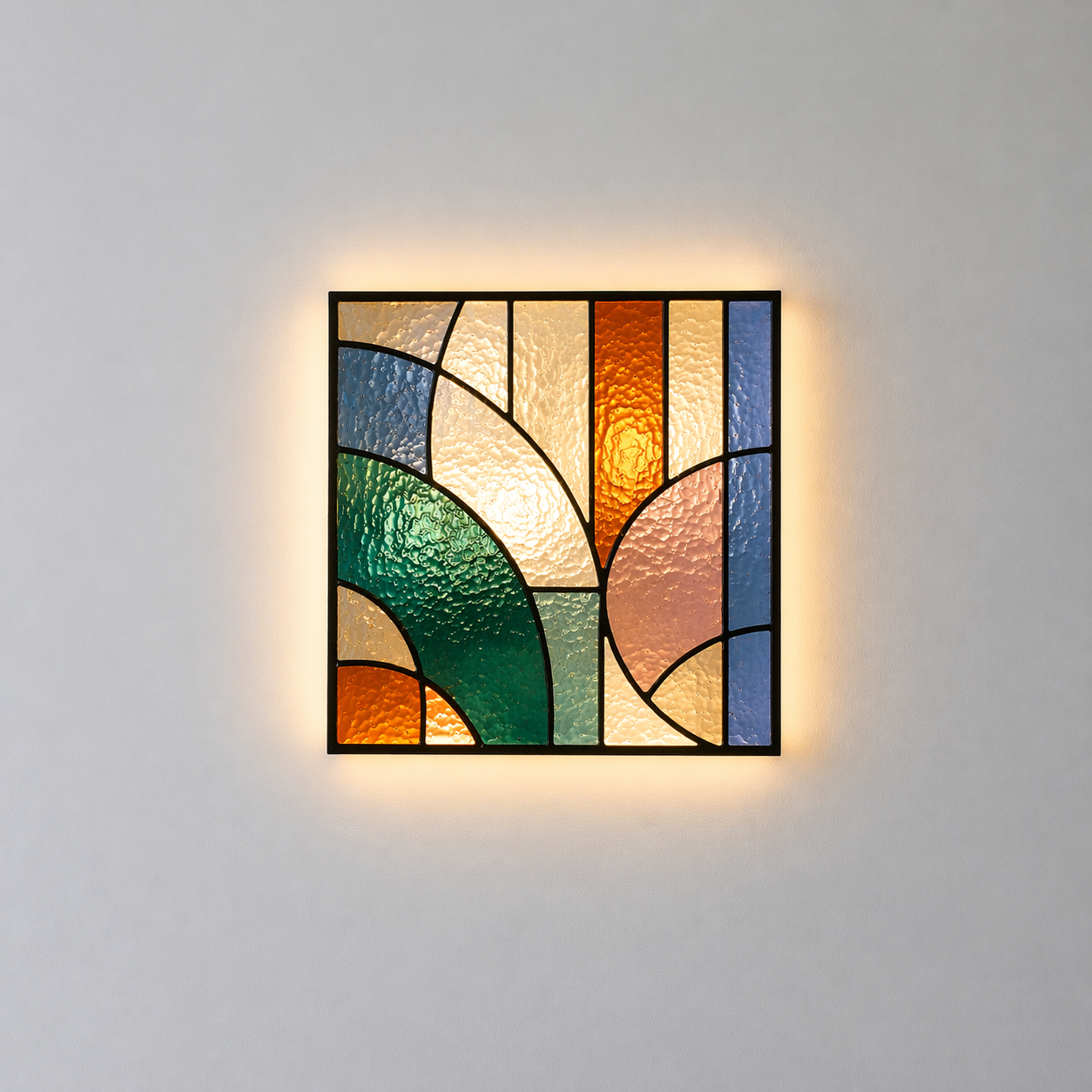 Kleurrijk geslepen glasraam met geometrisch abstract ontwerp, verlicht van achter, gemonteerd op een witte muur.