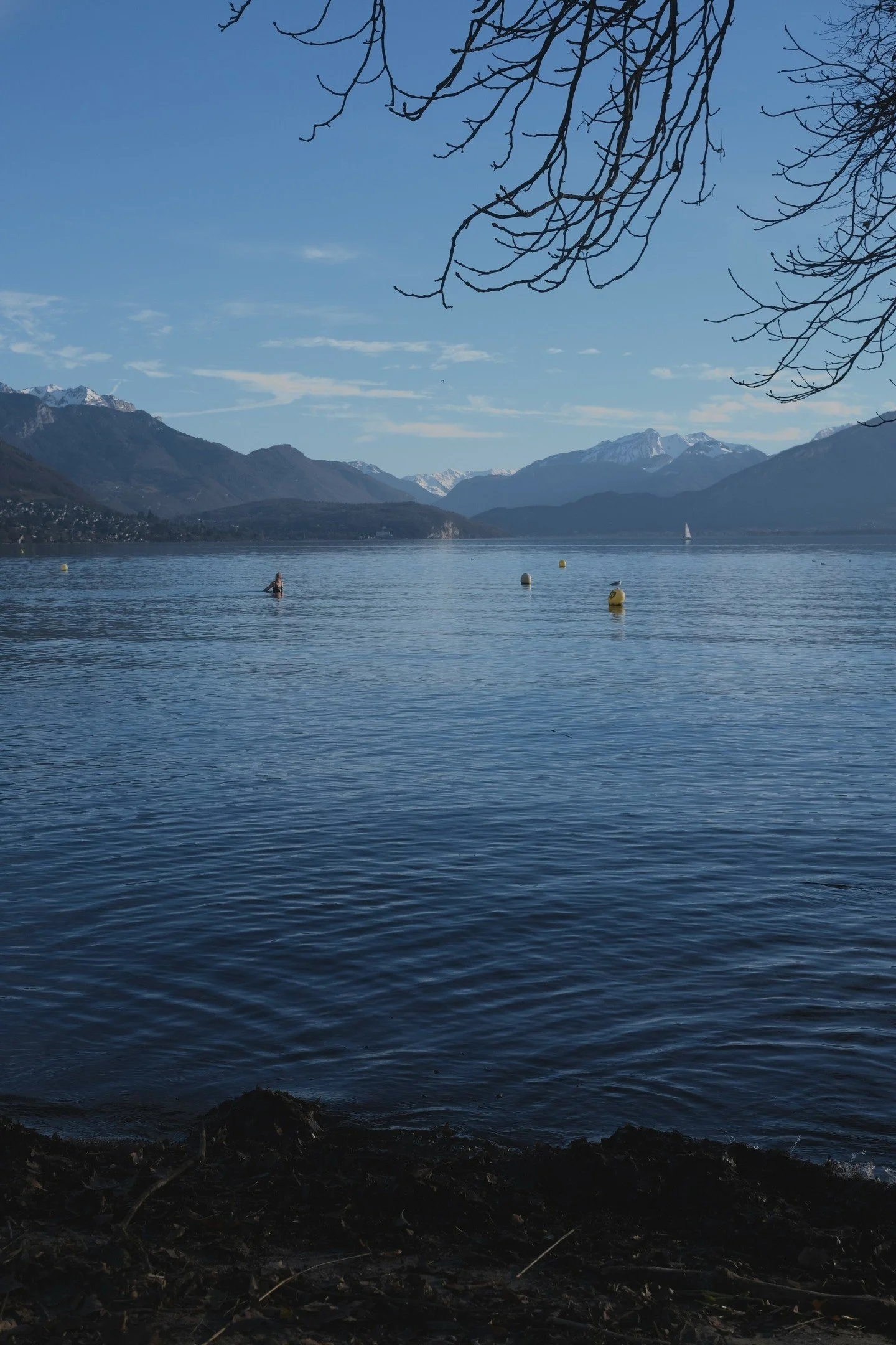 S'autoriser un plouf. M&ecirc;me en mars.

&Agrave; trois minutes de la maison.

#annecy #lacannnecy #baindhiver #maisonannici