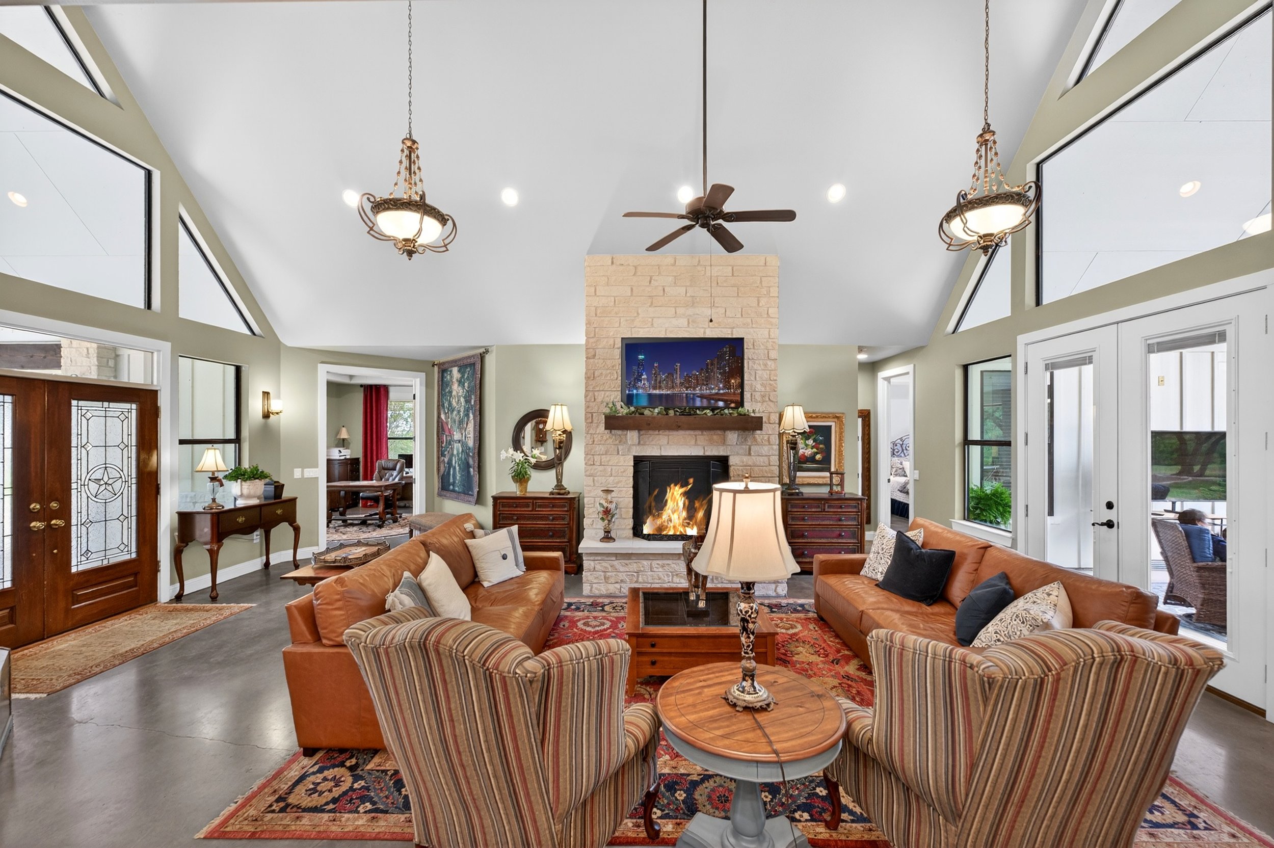Vaulted living with 18' ceilings.