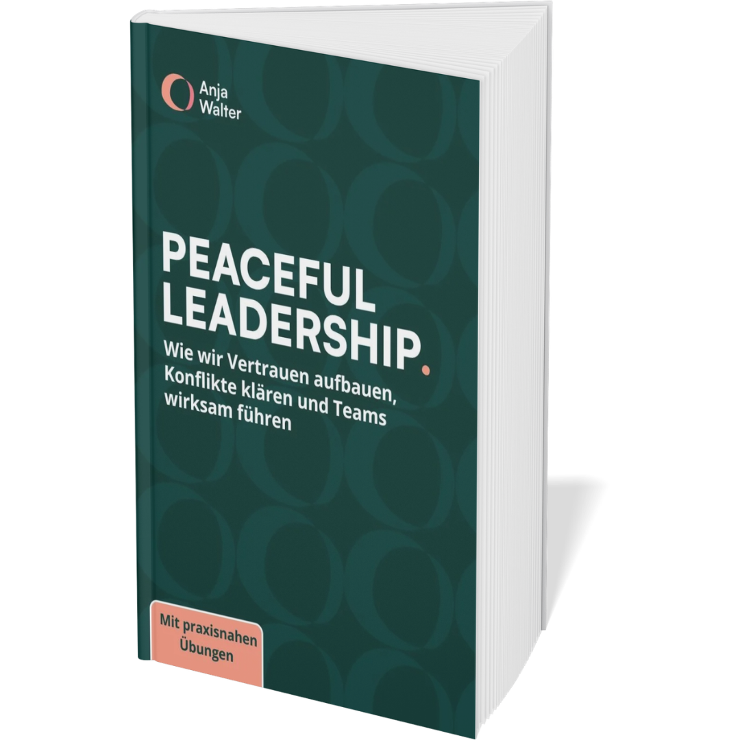 Buch mit dem Titel 'Peaceful Leadership' von Anja Walter, mit Untertitel über den Aufbau von Vertrauen, Konfliktlösung und Teamführung, auf der Vorderseite mit einem praktischen Übungsaufkleber.