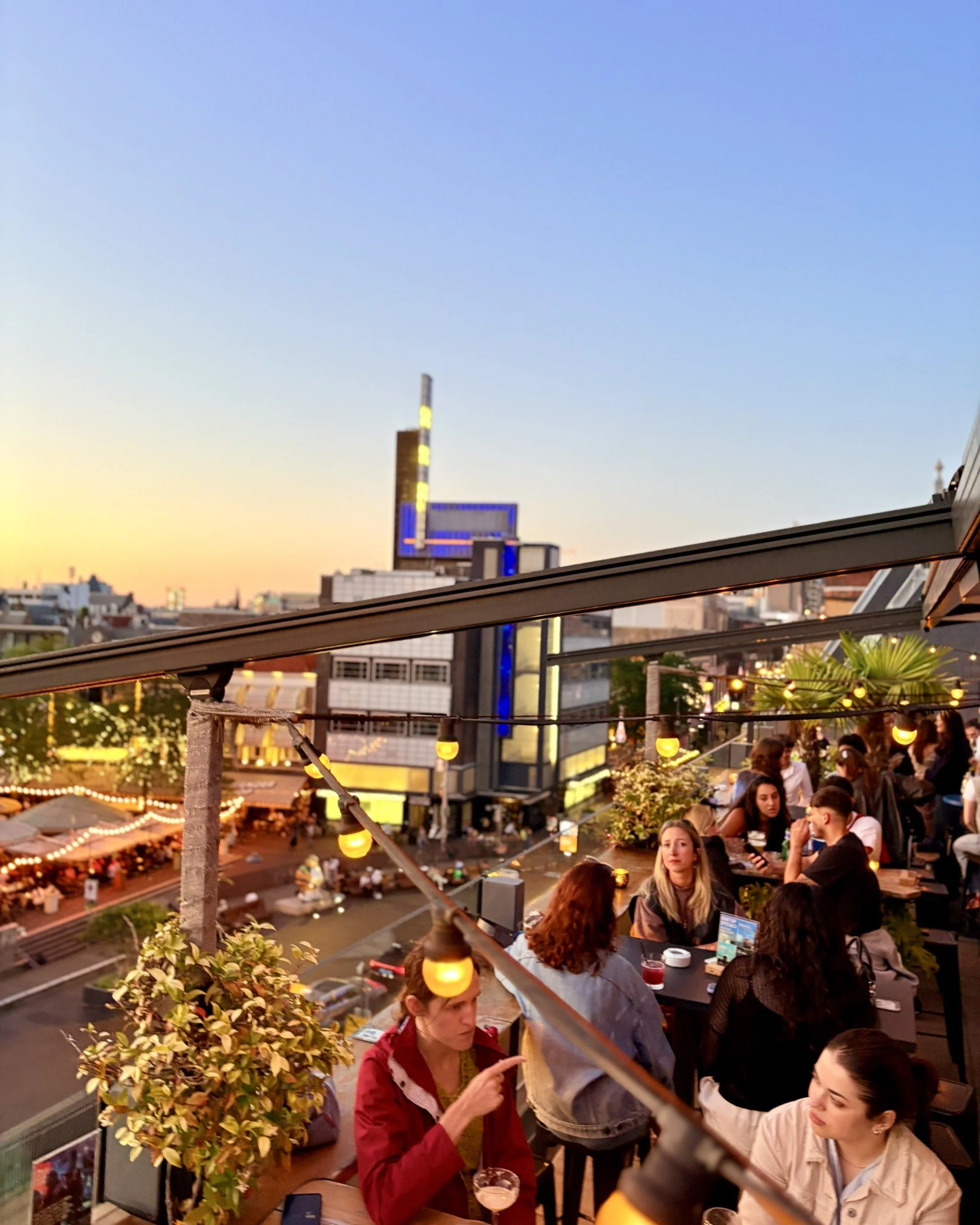 voordat je karaoke gaat doen, kan je op de rooftop bar van Bleyenberg. Een uniek uitzicht en leuke cocktails!