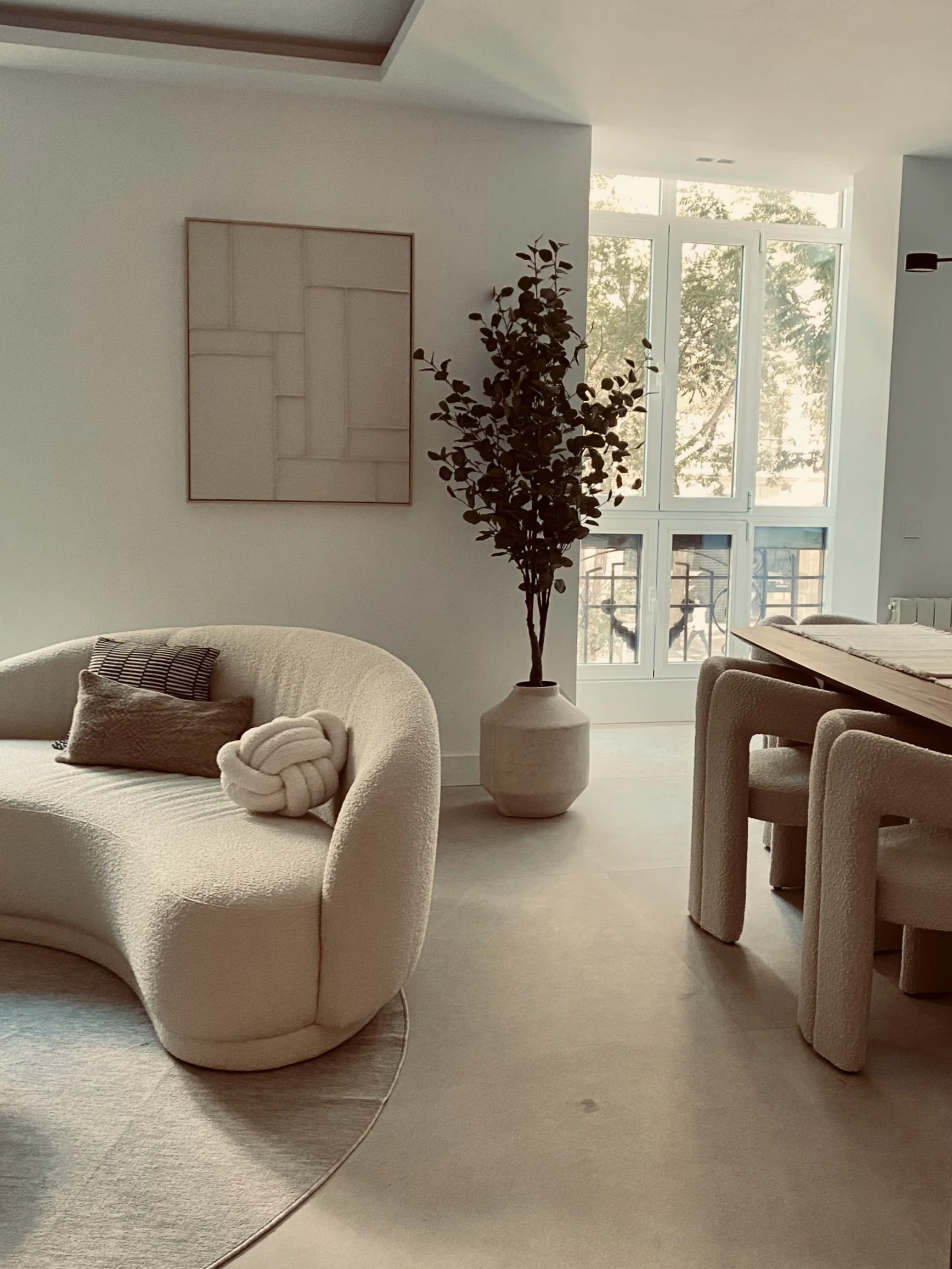 Salón en tonos neutros de reforma integral de vivienda en Barrio de Salamanca Madrid