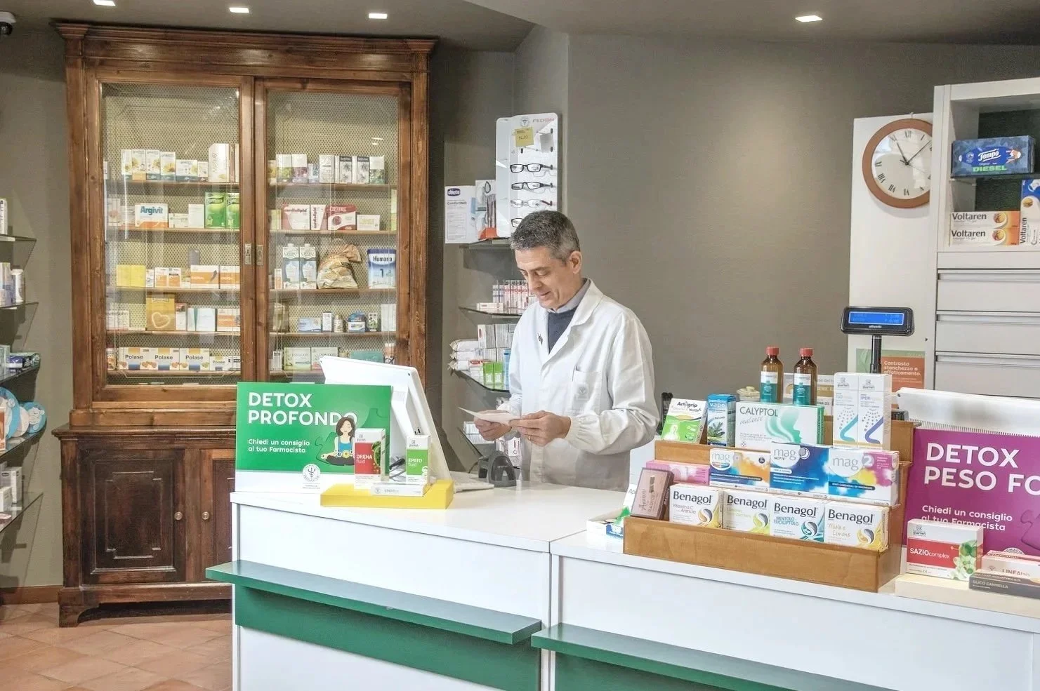 Il dottor Andrea della farmacia Guarneri, punto di riferimento per il territorio cremonese