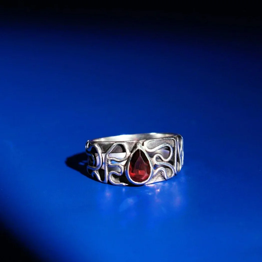 Anillo enredo visible granate