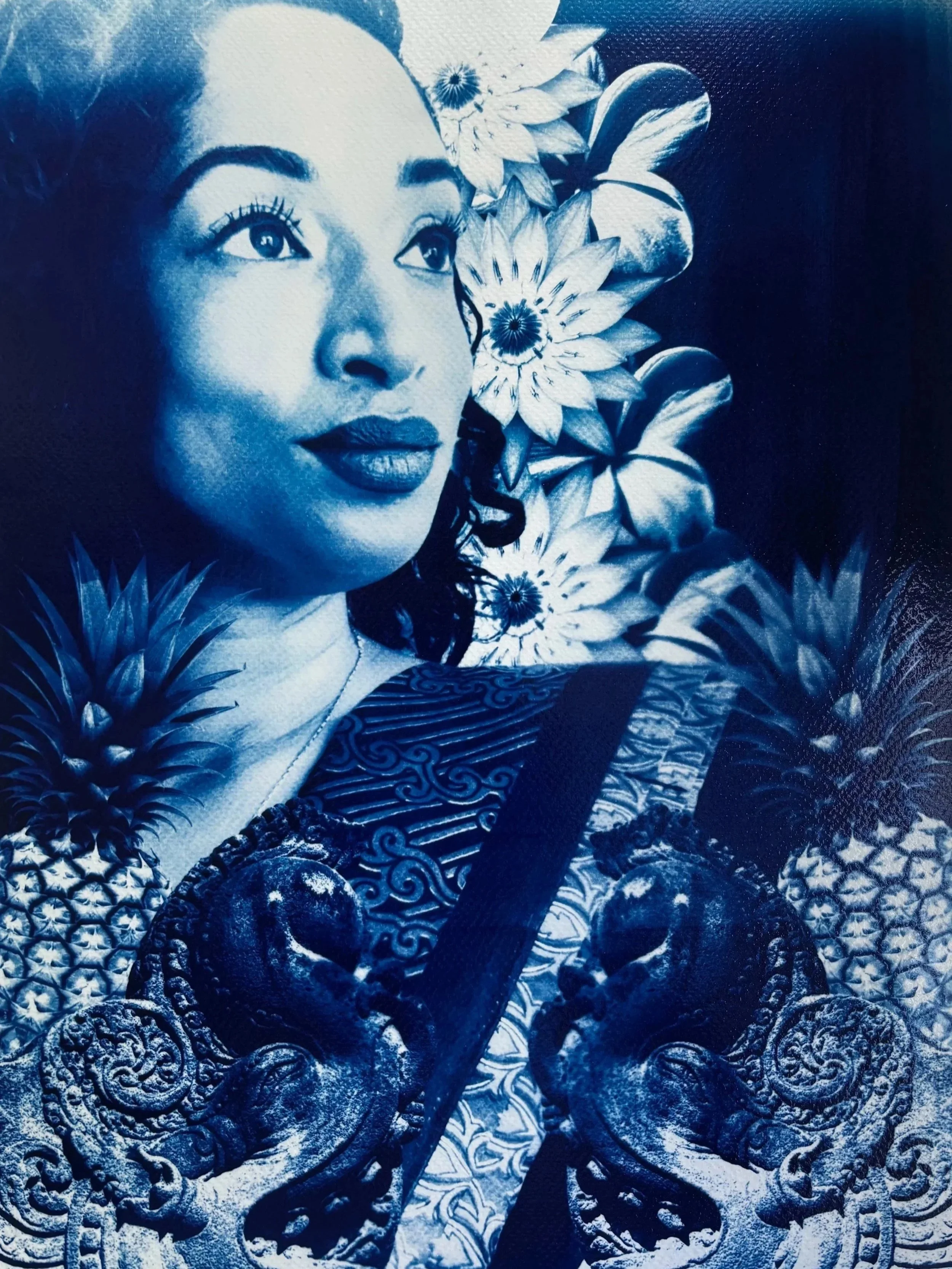 Deze cyanotype toont een zelfportret waarin persoonlijke herinneringen en culturele symboliek samenkomen. Ik draag een saree en word omringd door de blauwe waterlelie, de nationale bloem van Sri Lanka. Op de achtergrond zijn tempelbloemen te zien, mi