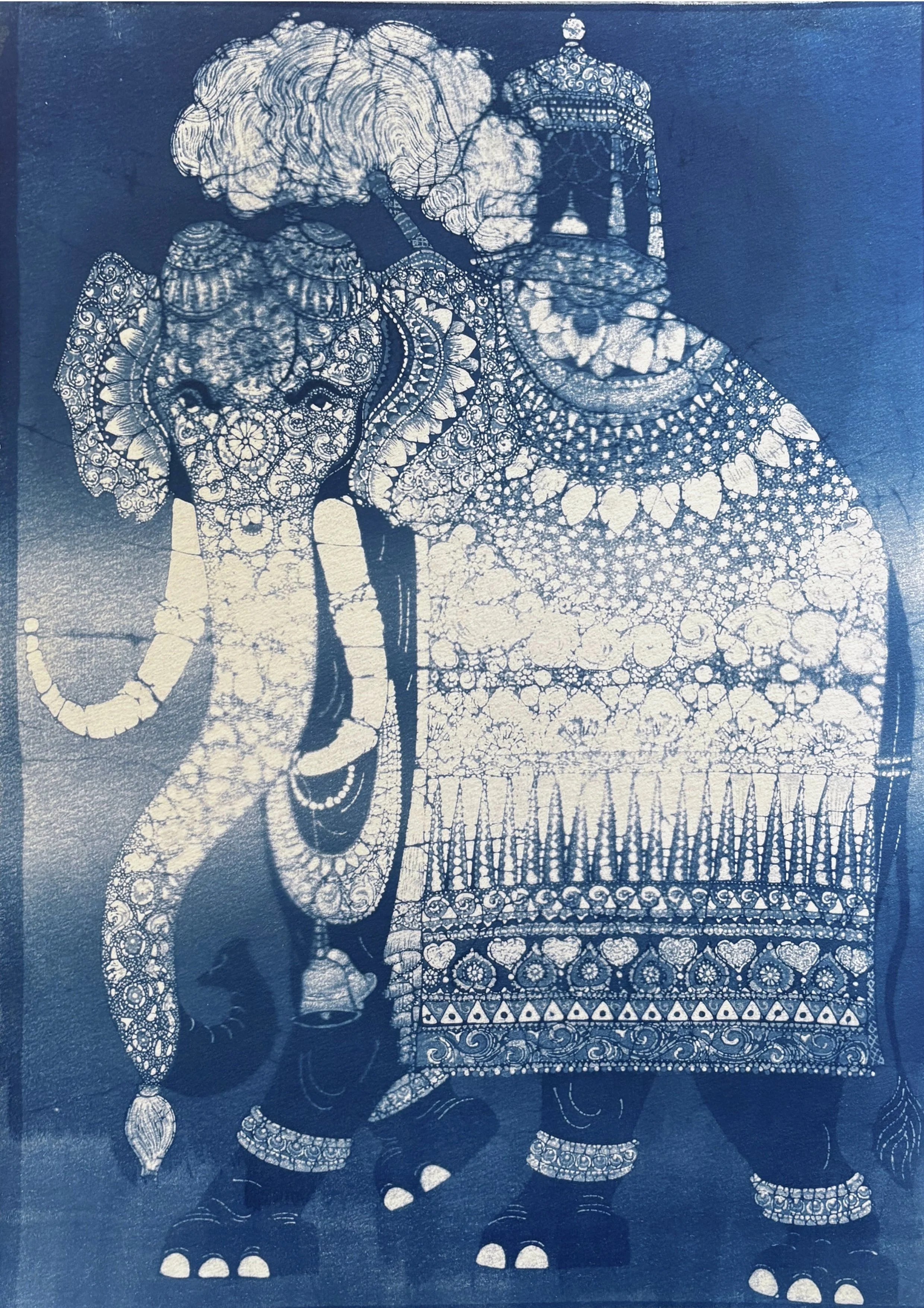Ontwikkeld vanuit fotografie en een digitaal vervaardigd cyanotype-negatief.
Deze cyanotype toont een afbeelding van een Sri Lankaanse batik waarop de Maligawa tusker is afgebeeld: de mannelijke tempelolifant die tijdens de jaarlijkse Esala Perahera 