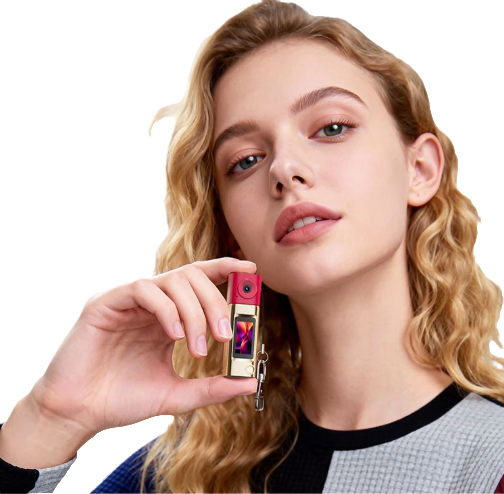 Jeune femme aux cheveux blonds bouclés tenant une clé USB avec un écran couleur allumé, regardant vers l'avant.