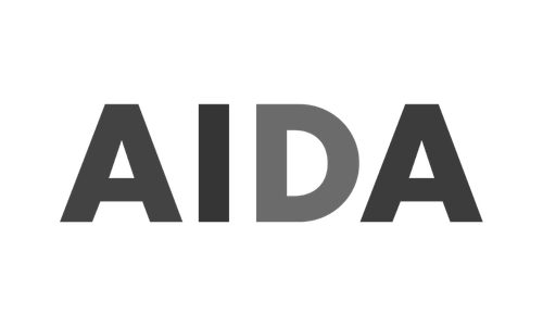 Das Wort "AIDA" in großen, schwarzen Buchstaben auf schwarzem Hintergrund.