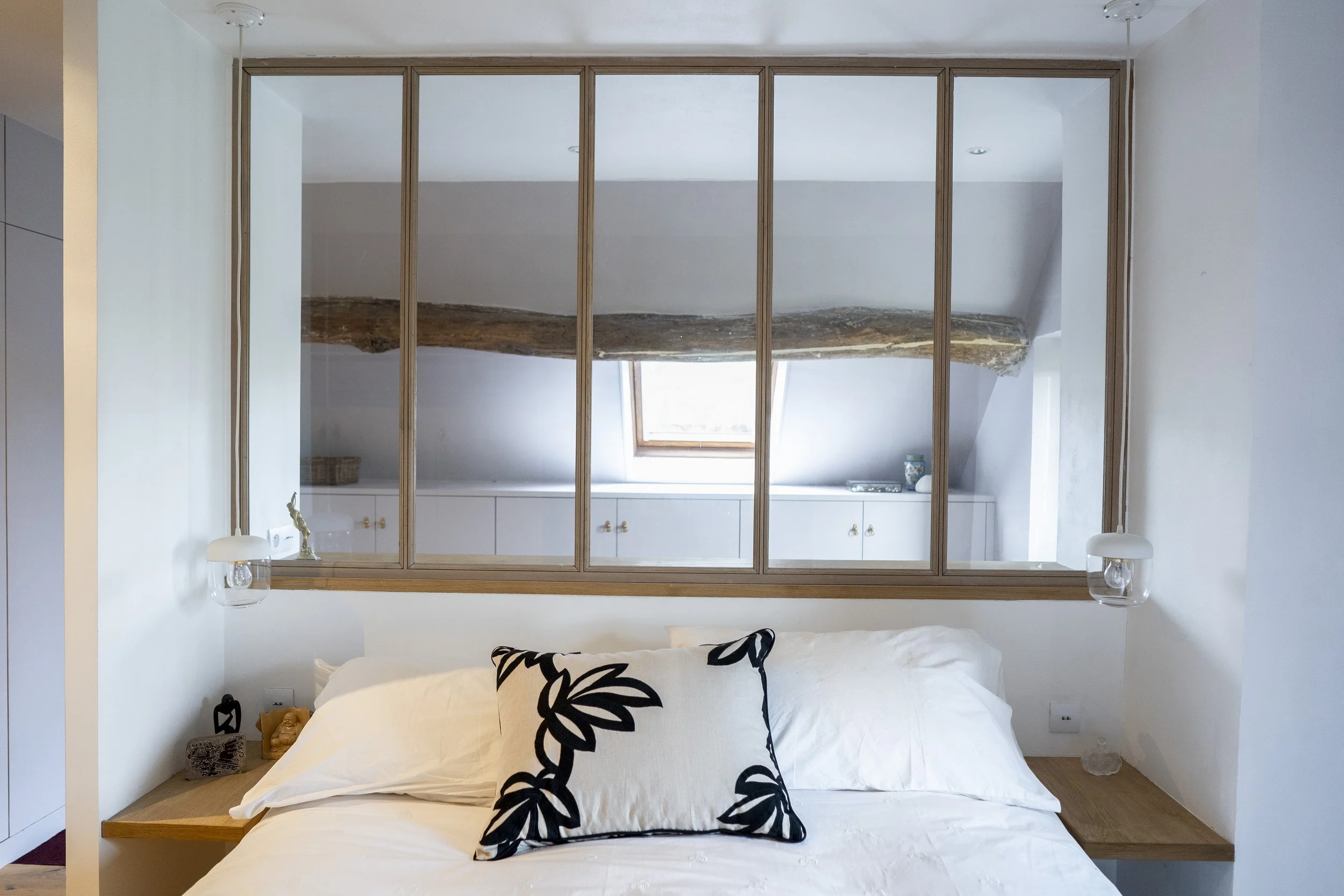 Verrière et chevet créant une tete de lit