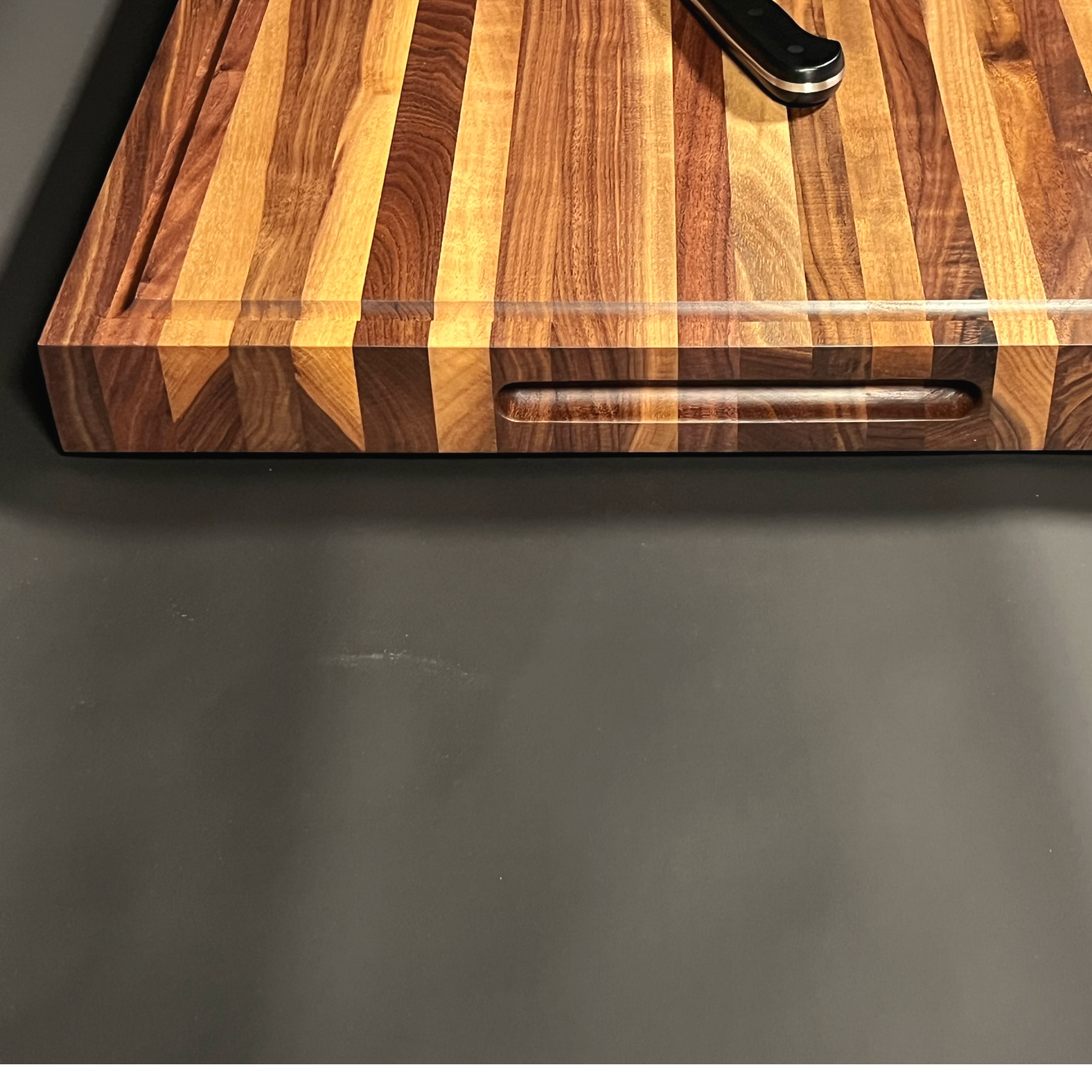 Built in handle on a walnut cutting board.